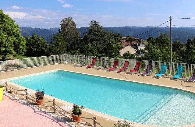Homerez - Beautiful chalet for 6 ppl. with shared pool and terrace at Gravières