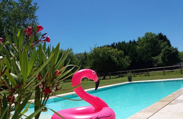 Homerez - Beautiful house for 4 ppl. with shared pool and garden at Saint-Roch