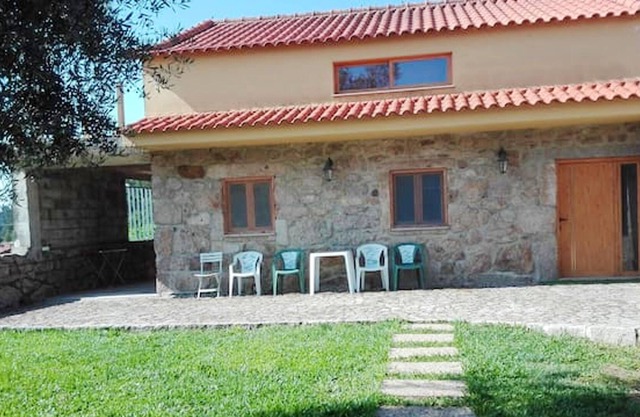 Homerez - Grande casa para 9 pers. con jardín, terraza y balcón en Cossourado