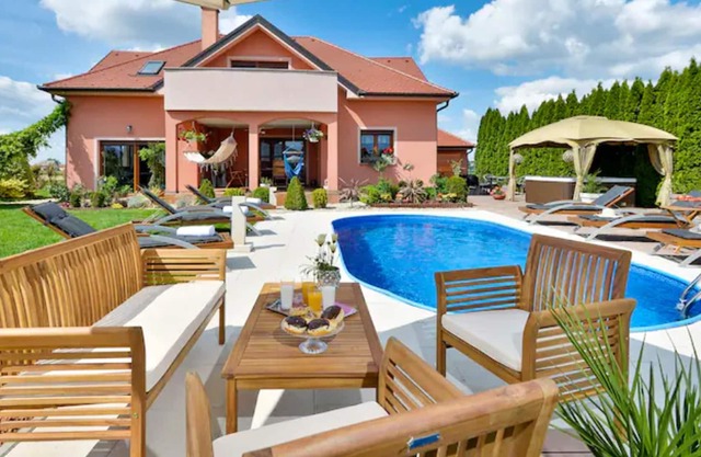 Homerez - Grande villa para 10 pers. con piscina, jacuzzi y jardín en Turčin
