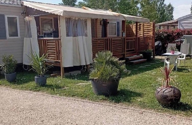 Homerez - Bungaló cómodo en Condrieu con piscina compartida
