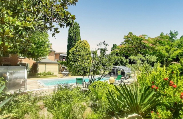 Homerez - Casa encantadora en Le Thor con piscina compartida