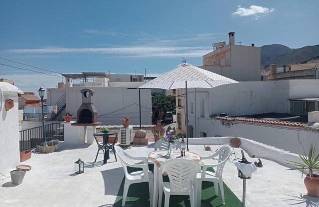 Homerez - Casa encantadora en Íllar con vista a la montaña y balcón