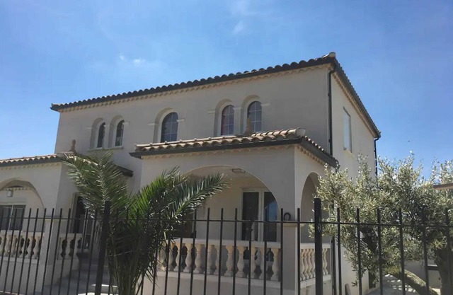 Homerez - Encantadora Villa en Saint-Gilles con Piscina