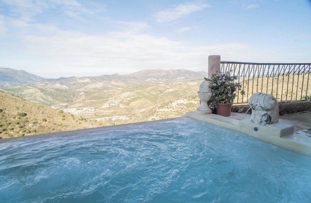 Homerez - Encantadora Villa en Algarinejo con Piscina Privada