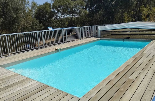 Homerez - Encantadora Villa con Piscina en Collias