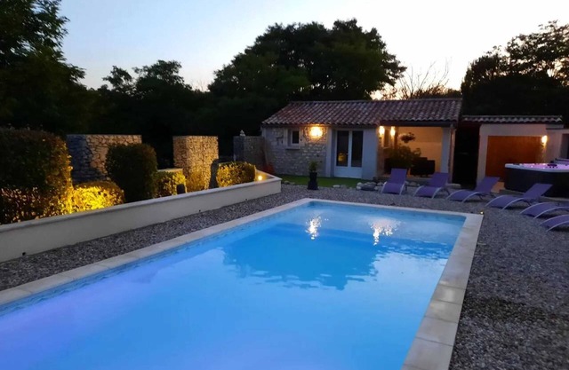 Homerez - Encantadora Villa en Lussas con Terraza y Jacuzzi
