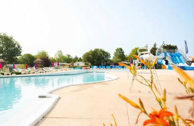 Homerez - Bungalow cómodo en Onzain con piscina compartida