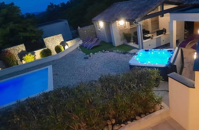Homerez - Acogedor chalet en Lussas con piscina y jacuzzi
