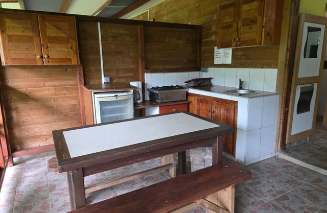 Homerez - Acogedor bungalow en Goyave con vista al jardín