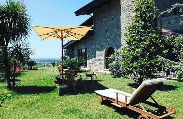 Homerez - Elegant Apartment in Serre with Shared Pool and Views