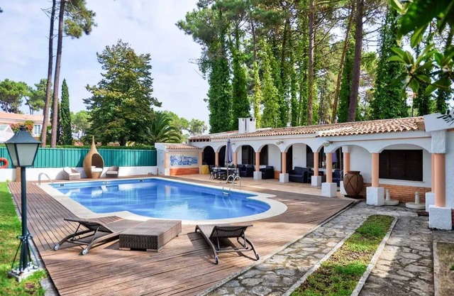 Homerez - Villa elegante en Corroios con piscina privada