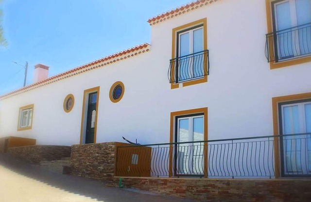 Homerez - Casa para 14 pers. con piscina, jardín y balcón en Corte de Pao E Agua