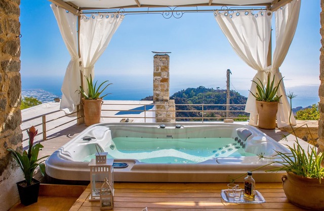 Homerez - Casa a 12 km de la playa para 9 pers. con jacuzzi y jardín en Anatoli