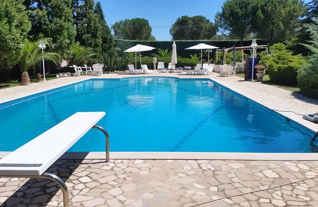 Homerez - Casa a 16 km de la playa con piscina compartida, jacuzzi y jardín
