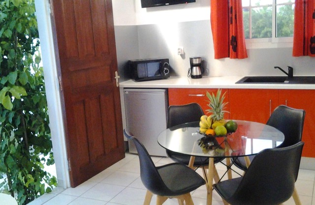 Homerez - Casa para 2 pers. con piscina compartida, jardín y terraza en Le Moule