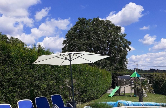 Homerez - Casa para 4 pers. con piscina compartida, jardín y terraza en Hamois