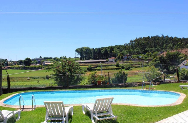 Homerez - Casa para 4 pers. con piscina compartida, jardín y balcón en Requião
