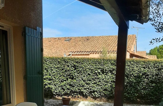Homerez - House for 5 ppl. with shared pool, garden and terrace at Eyguières