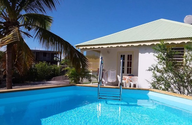 Homerez - Casa para 5 pers. con piscina compartida, jardín y terraza en Le Moule
