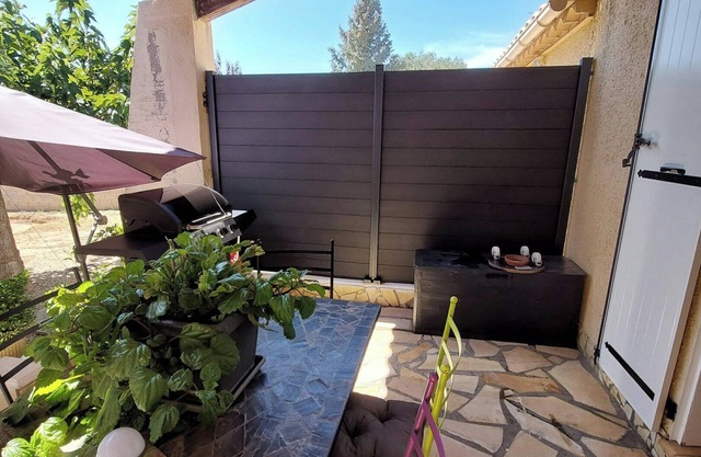 Homerez - Casa en Autignac, jardín y vista a la montaña