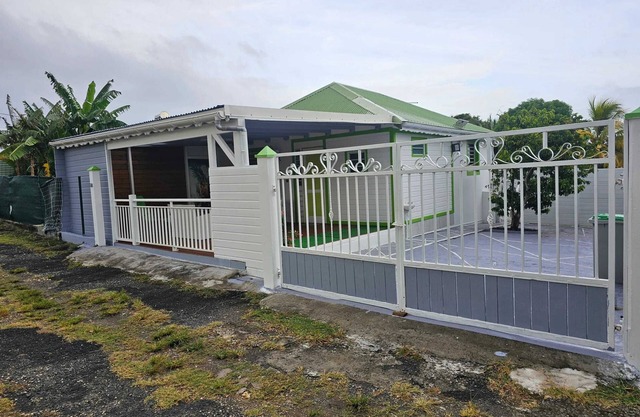 Homerez - Casa acogedora con terraza en Petit-Canal