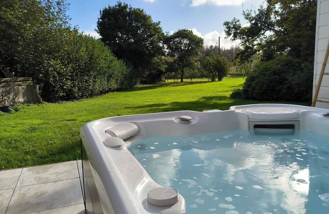 Homerez - Casa acogedora con jacuzzi en Saint-Ségal