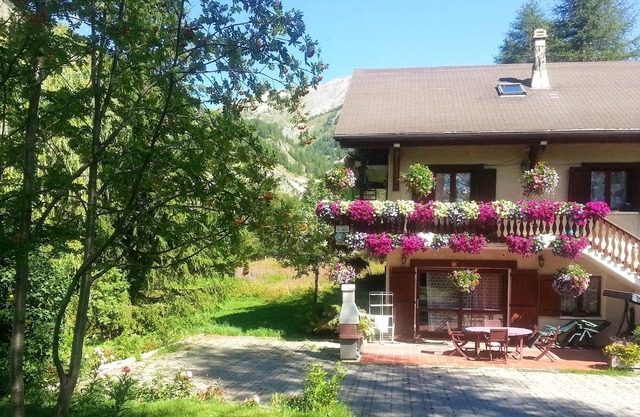 Homerez - Nice apartement for 2 ppl. with terrace at Entraunes