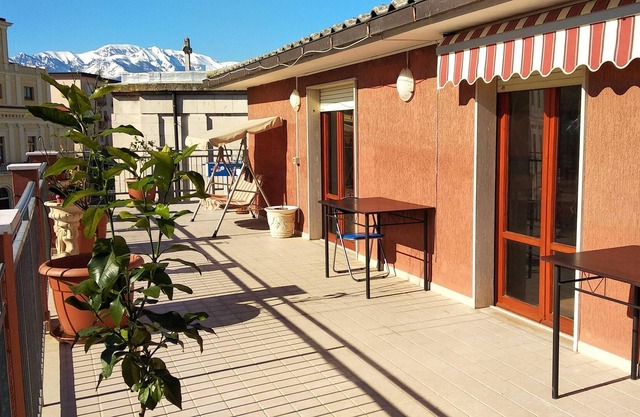Homerez - Apartamento a 12 km de la playa para 8 pers. con terraza en Orsogna