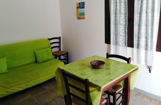 Homerez - Bonita casa a 7 km de la playa para 4 pers. con terraza en Elini