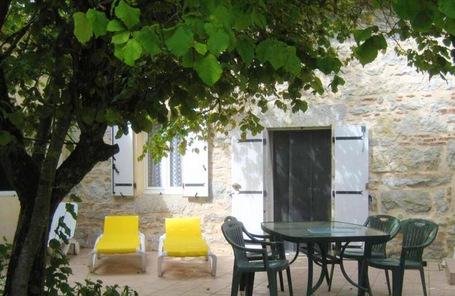 Homerez - Nice house for 5 ppl. with garden and terrace at Cajarc