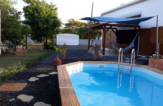 Homerez - Villa a 4 km de la playa para 4 pers. con piscina y jardín en Le Moule