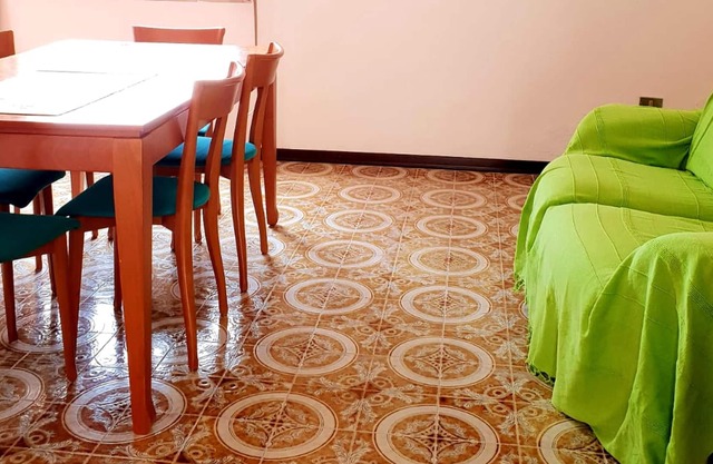 Homerez - Espacioso apartamento a 15 km de la playa para 6 pers. en Solarussa