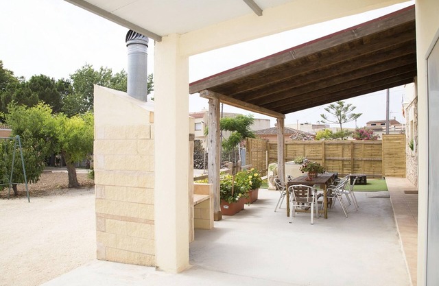 Homerez - Casa espaciosa en Camarles con piscina privada