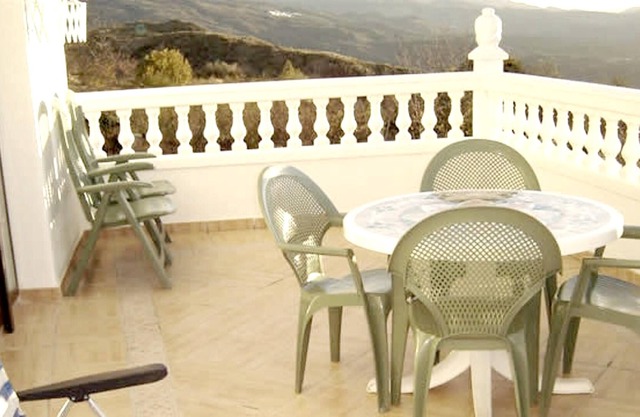 Homerez - Espaciosa casa para 6 pers. con terraza y balcón en Yegen