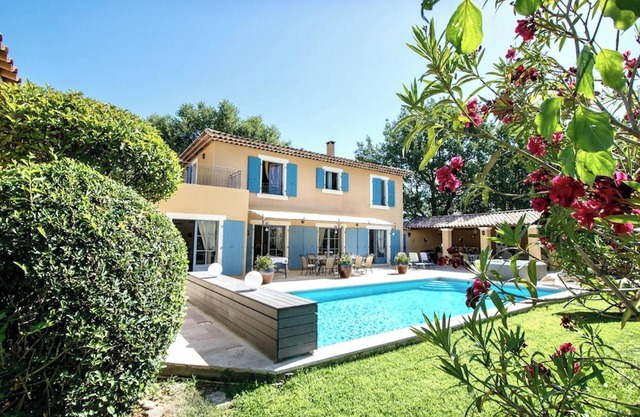 Homerez - Villa Espaciosa con Piscina y Jacuzzi
