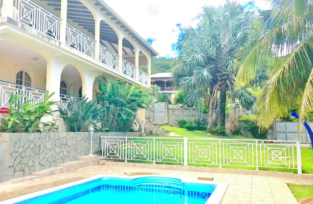 Homerez - Espaciosa villa en Deshaies con piscina privada