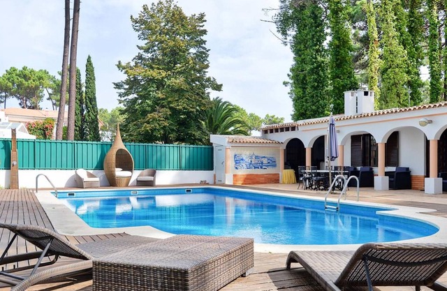 Homerez - Villa a 5 km de la playa para 4 pers. con piscina y jardín en Corroios