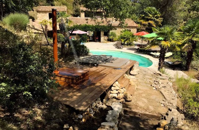 Homerez - Villa for 13 ppl. with swimming-pool, jacuzzi and garden at Puyméras
