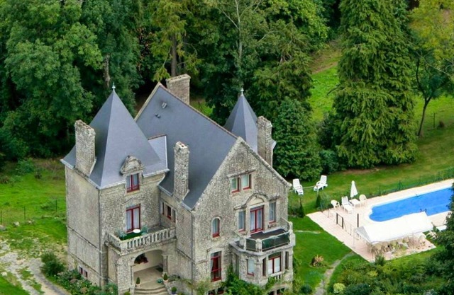 Homerez - Villa for 18 ppl. with swimming-pool, garden and terrace at Langoëlan