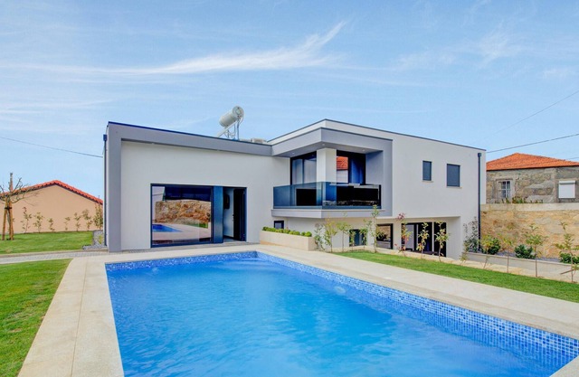 Homerez - Villa para 6 pers. con piscina, jardín, terraza y balcón en Esposende