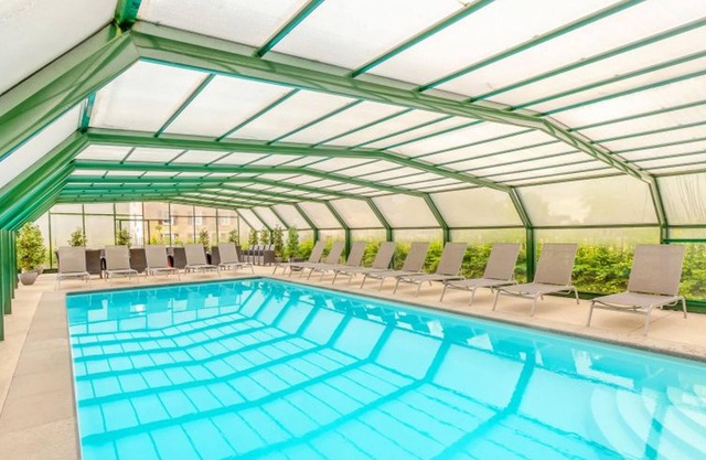 Homerez - Villa con piscina en Florenville para 50 personas