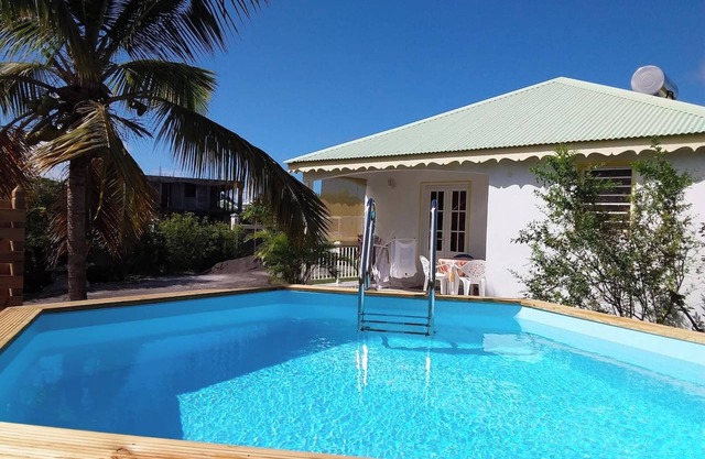 Homerez - Casa acogedora en Le Moule con piscina compartida