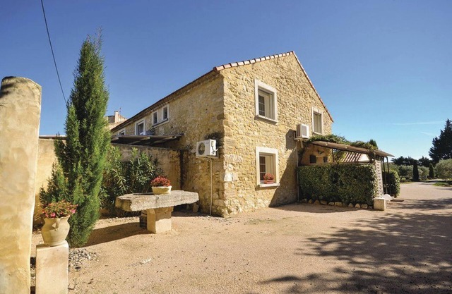 Homerez - Acogedora Casa en Monteux con Piscina Compartida