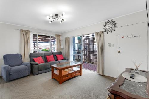Homespun Unit with deck, air-con and parking