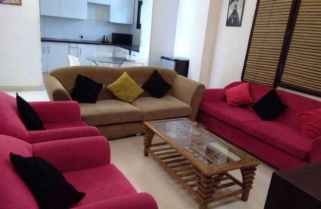 Casa de familia para huéspedes Shadi en Chattarpur Nueva Delhi (8 unidades de apartamentos 3BHK)