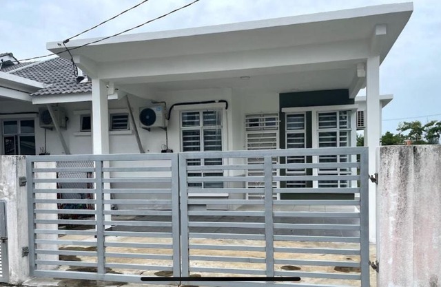 Homestay Taman Tiara Paka Full AC Free Wi-fi & COWAY