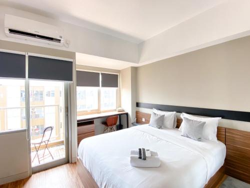 Homey and Simply Look Studio Gateway Park LRT City Jatibening Apartment By Travelio