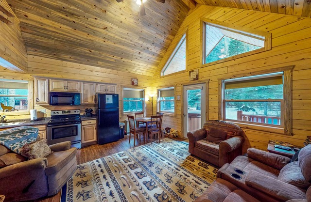 Cabina hogareña con jacuzzi privado, terraza y parrilla - cerca del Bosque Nacional