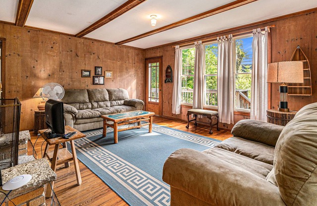 Homey cabin with lake access, firepit, yard games, kayaks, & basketball court